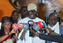 Sport : les dirigeants du stade de Mbour et ses supporters partagent « un ndogou » pour arrondir les angles.